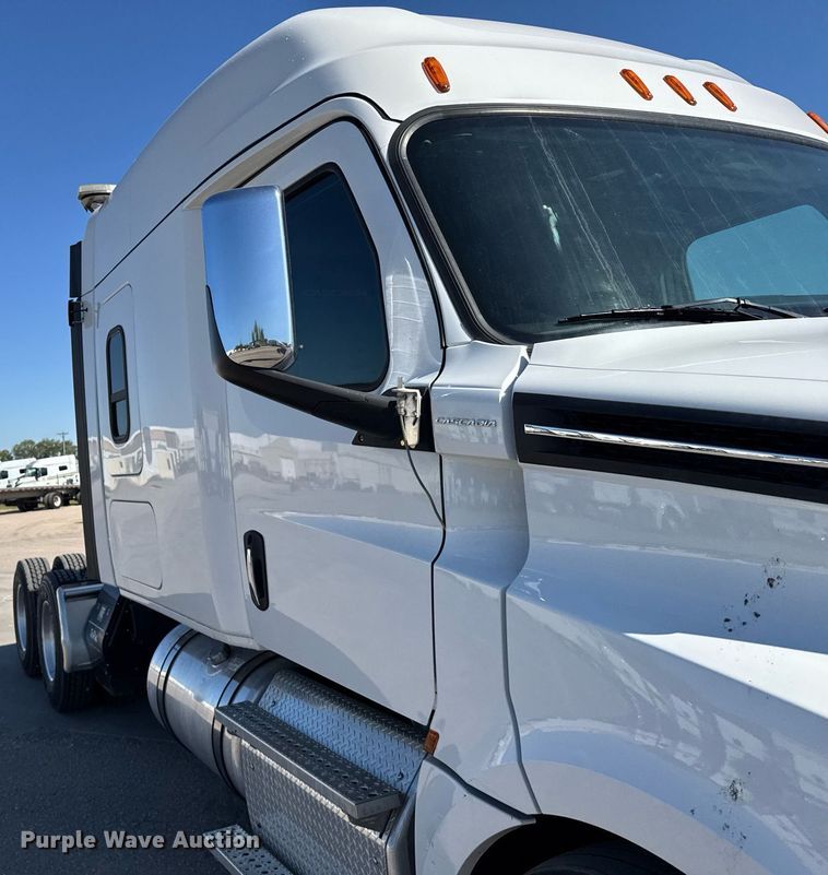 image for item EG6438 2019 Freightliner Cascadia semi truck