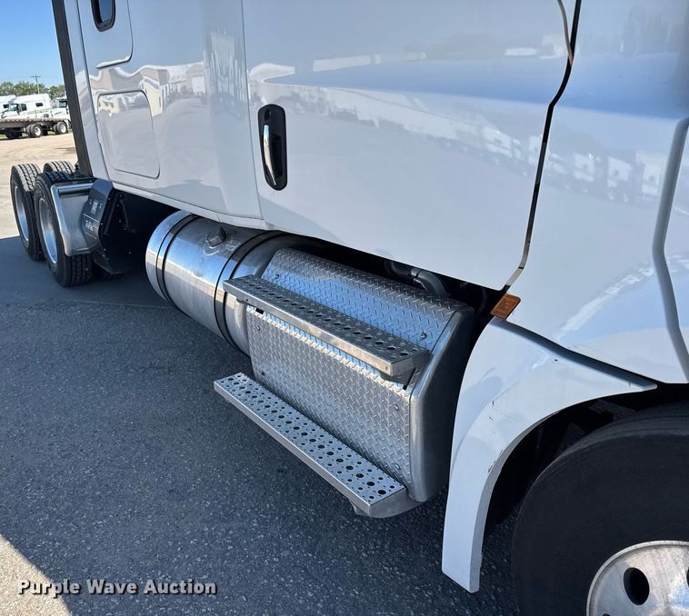 image for item EG6438 2019 Freightliner Cascadia semi truck