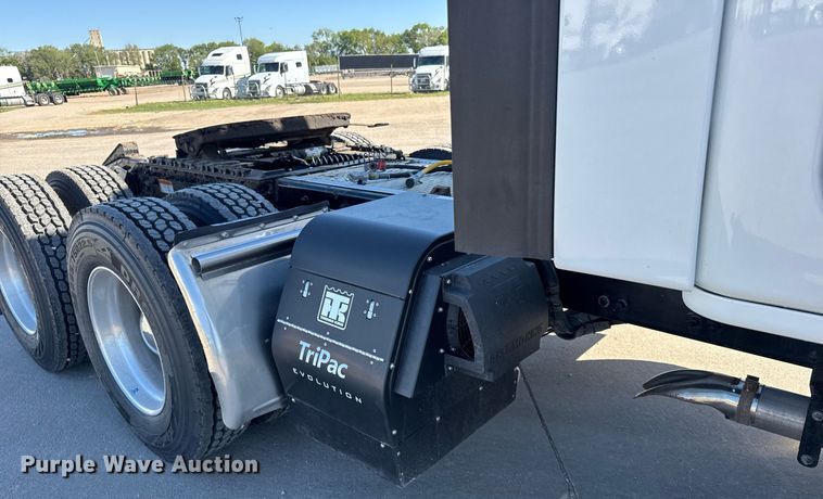 image for item EG6438 2019 Freightliner Cascadia semi truck