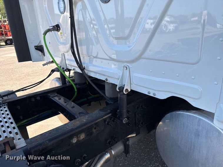 image for item EG6438 2019 Freightliner Cascadia semi truck