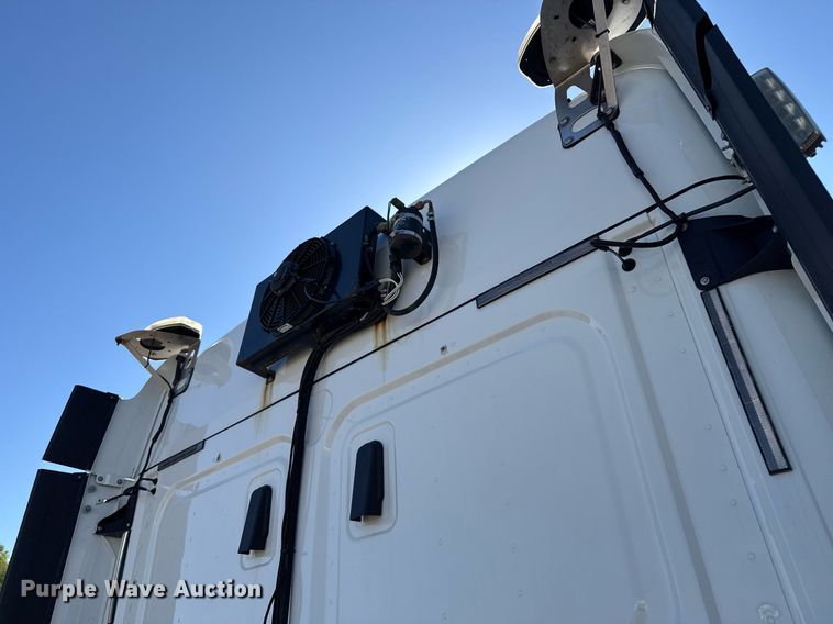 image for item EG6438 2019 Freightliner Cascadia semi truck