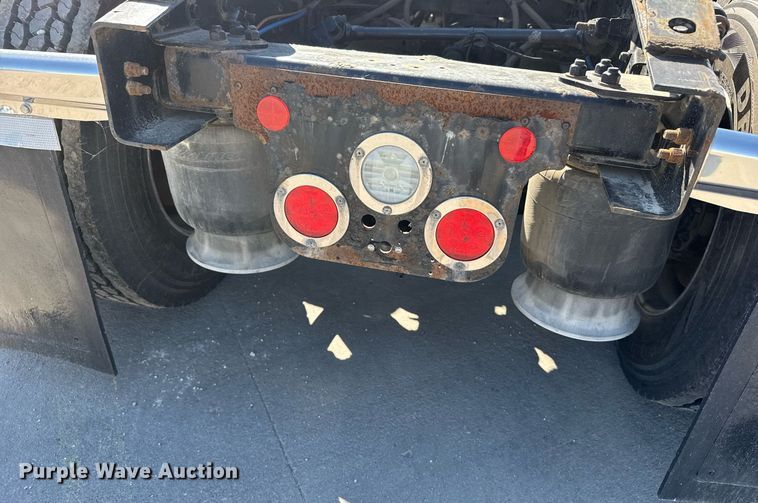 image for item EG6438 2019 Freightliner Cascadia semi truck