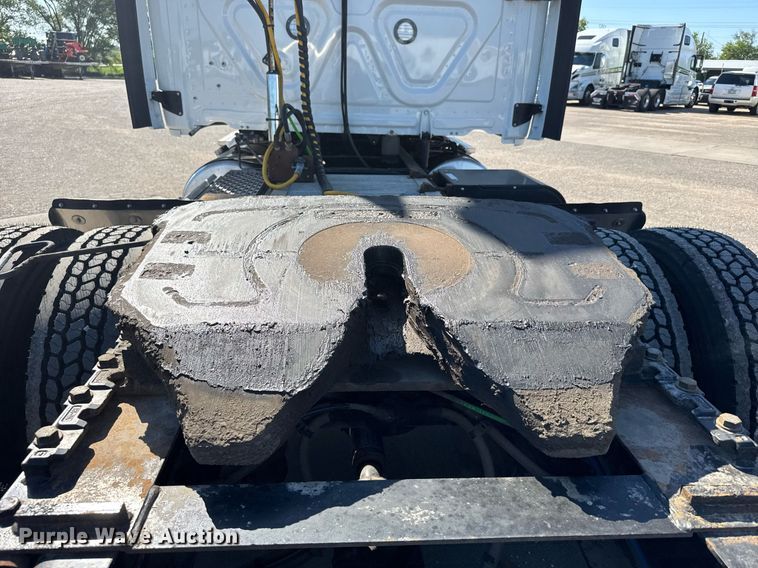 image for item EG6438 2019 Freightliner Cascadia semi truck