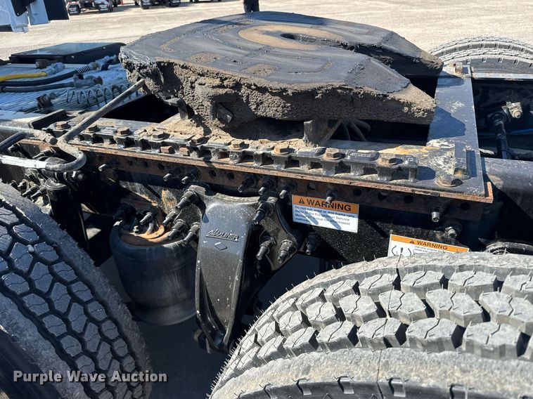 image for item EG6438 2019 Freightliner Cascadia semi truck