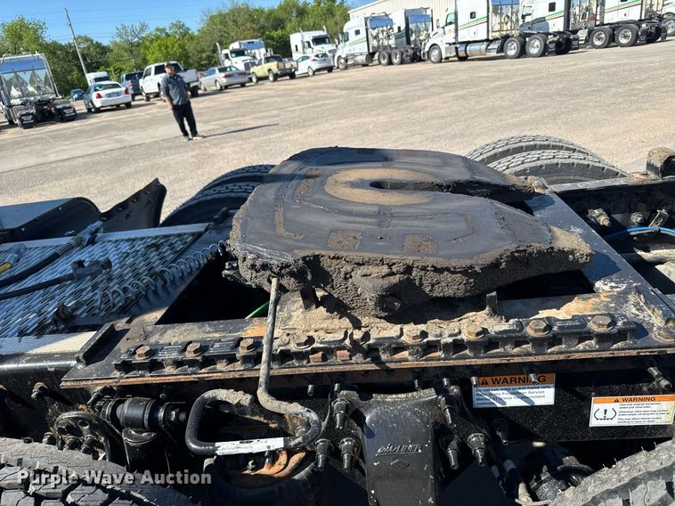 image for item EG6438 2019 Freightliner Cascadia semi truck