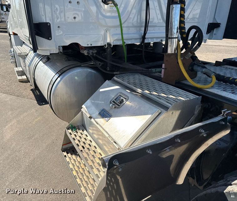 image for item EG6438 2019 Freightliner Cascadia semi truck