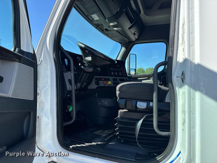 image for item EG6438 2019 Freightliner Cascadia semi truck