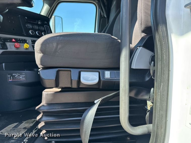 image for item EG6438 2019 Freightliner Cascadia semi truck