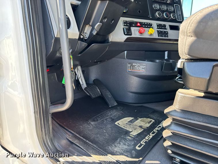 image for item EG6438 2019 Freightliner Cascadia semi truck