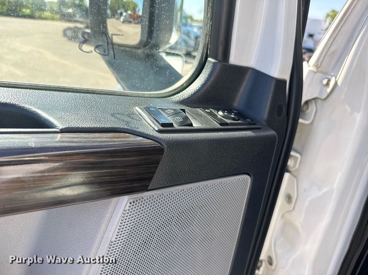 image for item EG6438 2019 Freightliner Cascadia semi truck