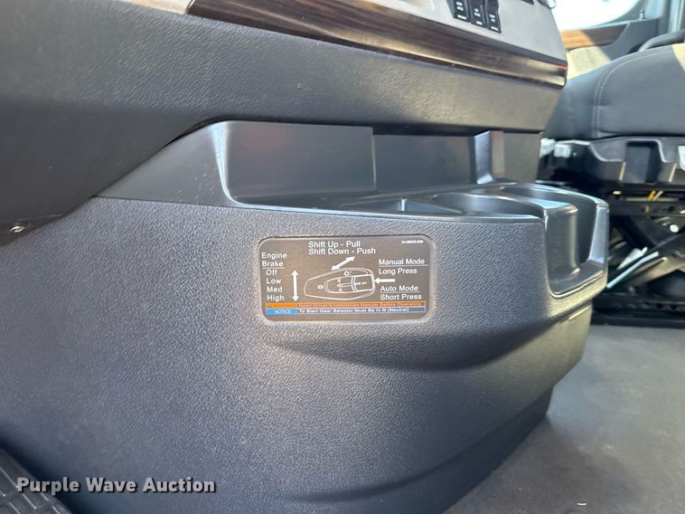 image for item EG6438 2019 Freightliner Cascadia semi truck