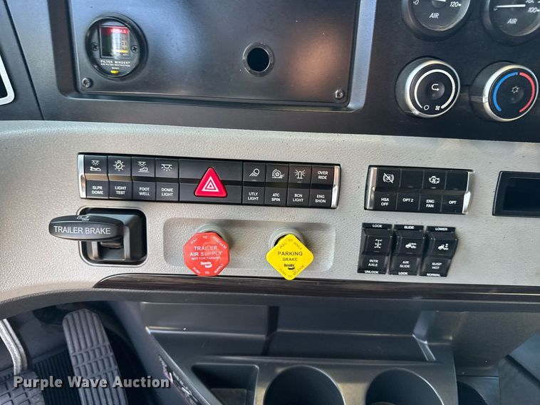 image for item EG6438 2019 Freightliner Cascadia semi truck