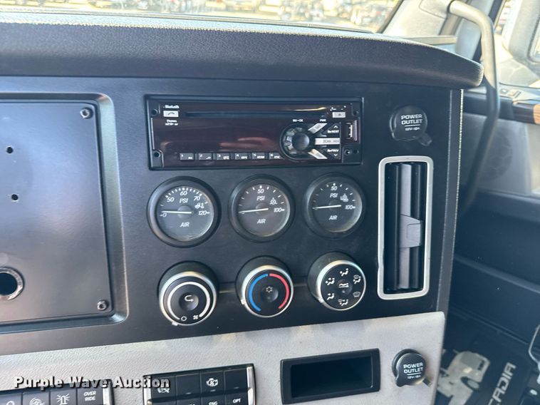 image for item EG6438 2019 Freightliner Cascadia semi truck