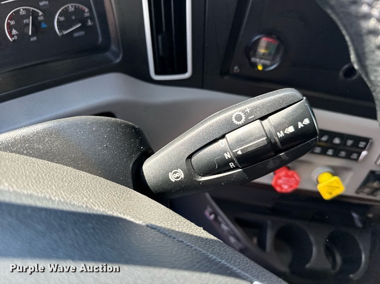 image for item EG6438 2019 Freightliner Cascadia semi truck