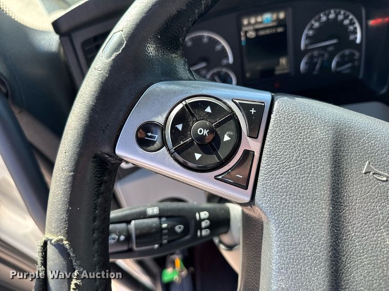 image for item EG6438 2019 Freightliner Cascadia semi truck