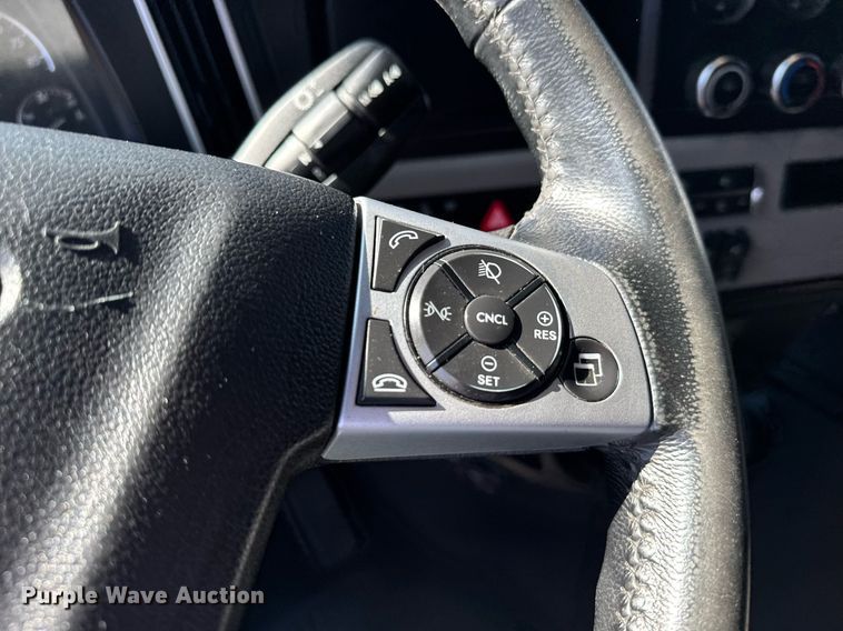 image for item EG6438 2019 Freightliner Cascadia semi truck