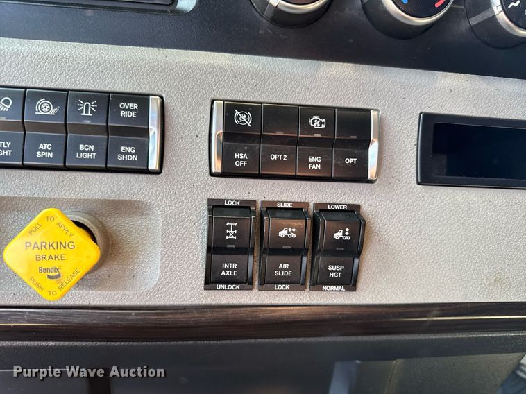 image for item EG6438 2019 Freightliner Cascadia semi truck