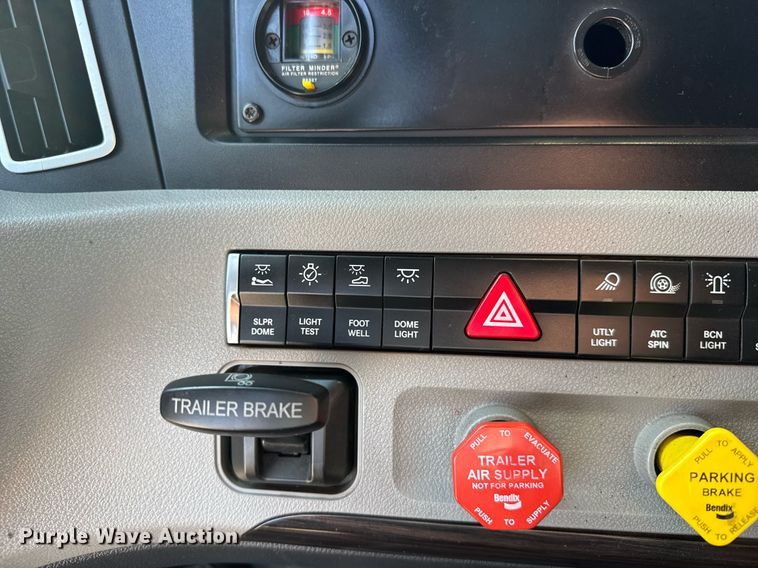 image for item EG6438 2019 Freightliner Cascadia semi truck