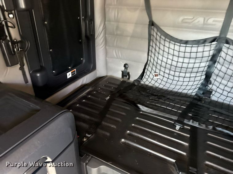 image for item EG6438 2019 Freightliner Cascadia semi truck