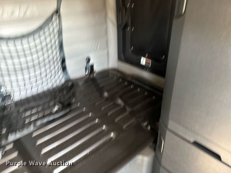 image for item EG6438 2019 Freightliner Cascadia semi truck