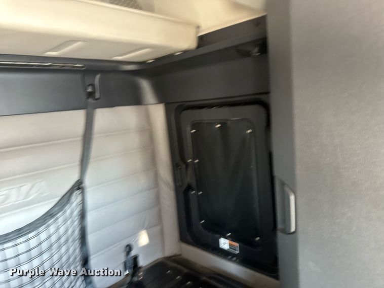 image for item EG6438 2019 Freightliner Cascadia semi truck