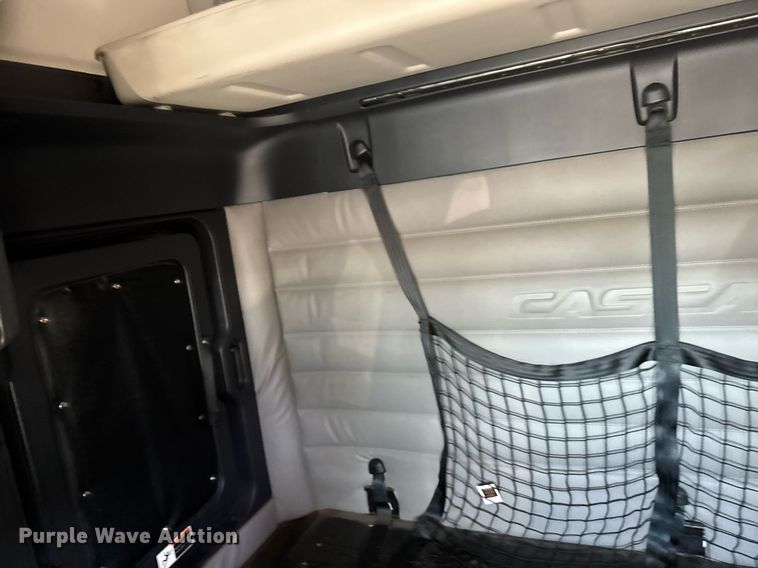 image for item EG6438 2019 Freightliner Cascadia semi truck