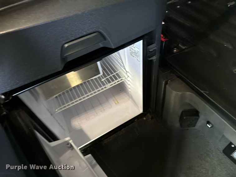 image for item EG6438 2019 Freightliner Cascadia semi truck