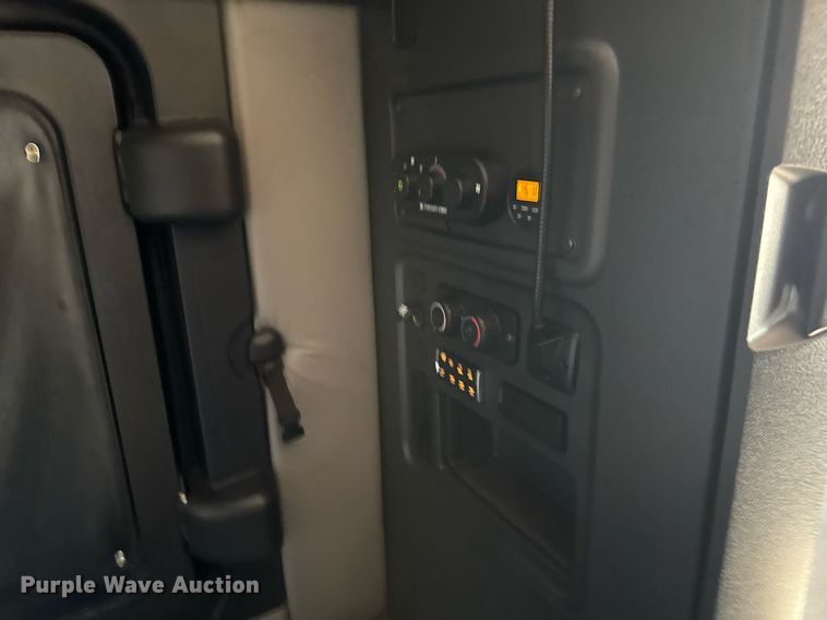 image for item EG6438 2019 Freightliner Cascadia semi truck