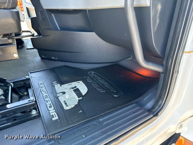 image for item EG6438 2019 Freightliner Cascadia semi truck