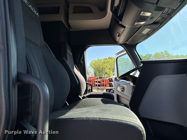 image for item EG6438 2019 Freightliner Cascadia semi truck