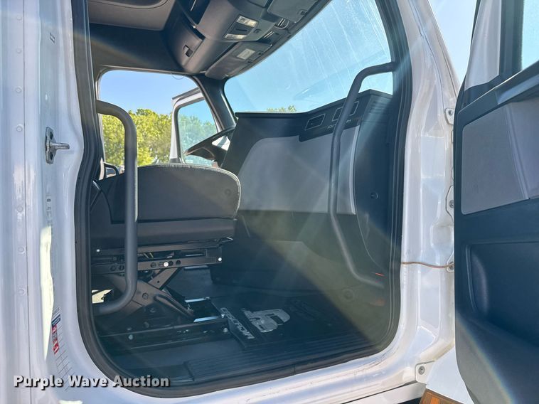 image for item EG6438 2019 Freightliner Cascadia semi truck