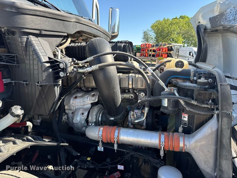 image for item EG6438 2019 Freightliner Cascadia semi truck