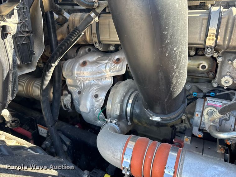 image for item EG6438 2019 Freightliner Cascadia semi truck