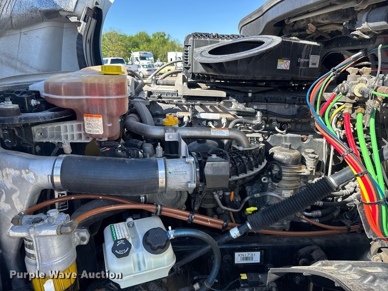 image for item EG6438 2019 Freightliner Cascadia semi truck