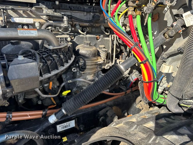 image for item EG6438 2019 Freightliner Cascadia semi truck