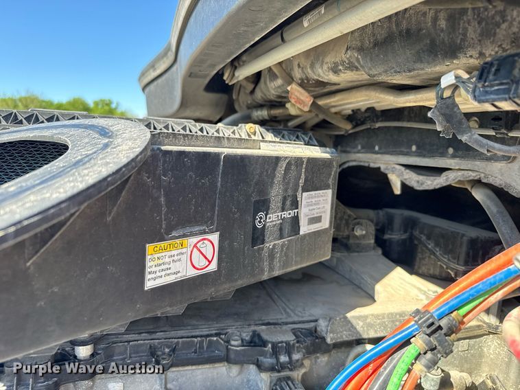 image for item EG6438 2019 Freightliner Cascadia semi truck