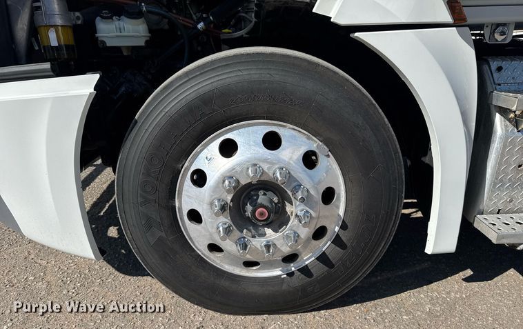 image for item EG6438 2019 Freightliner Cascadia semi truck