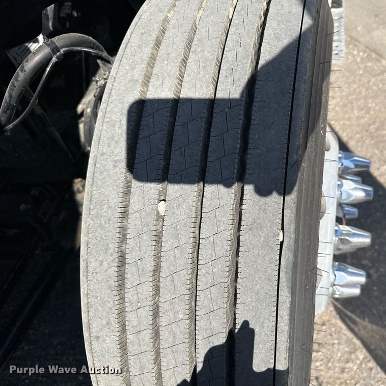 image for item EG6438 2019 Freightliner Cascadia semi truck