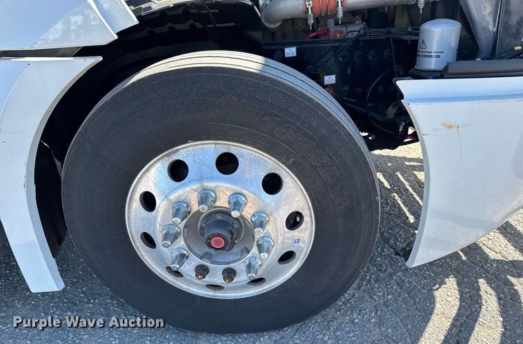 image for item EG6438 2019 Freightliner Cascadia semi truck