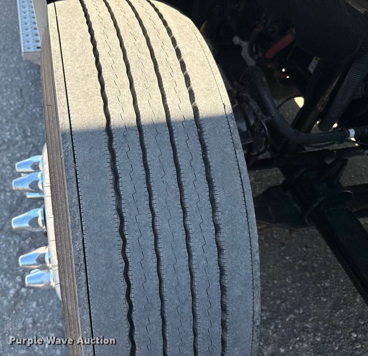 image for item EG6438 2019 Freightliner Cascadia semi truck