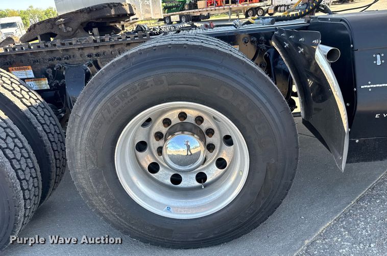 image for item EG6438 2019 Freightliner Cascadia semi truck