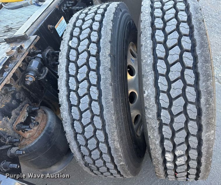 image for item EG6438 2019 Freightliner Cascadia semi truck