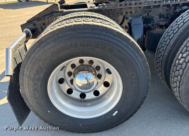 image for item EG6438 2019 Freightliner Cascadia semi truck