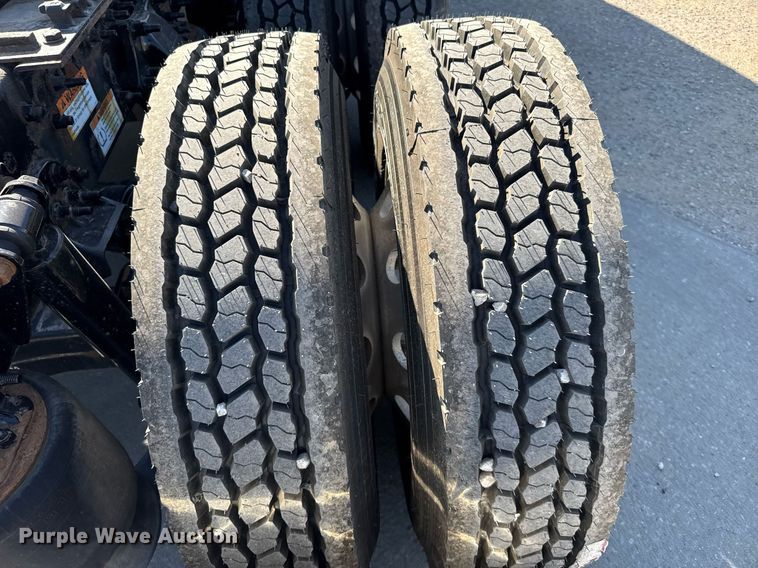 image for item EG6438 2019 Freightliner Cascadia semi truck