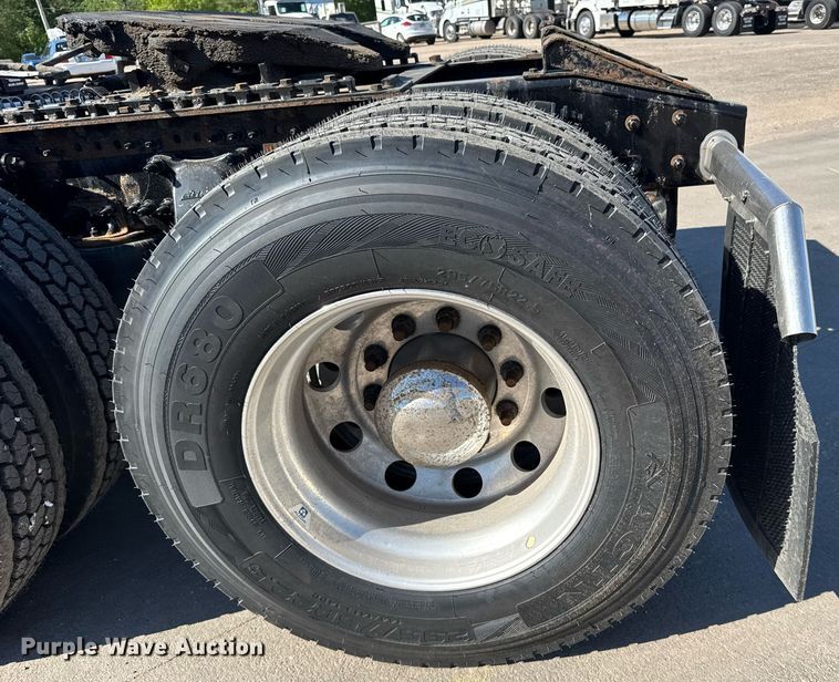 image for item EG6438 2019 Freightliner Cascadia semi truck