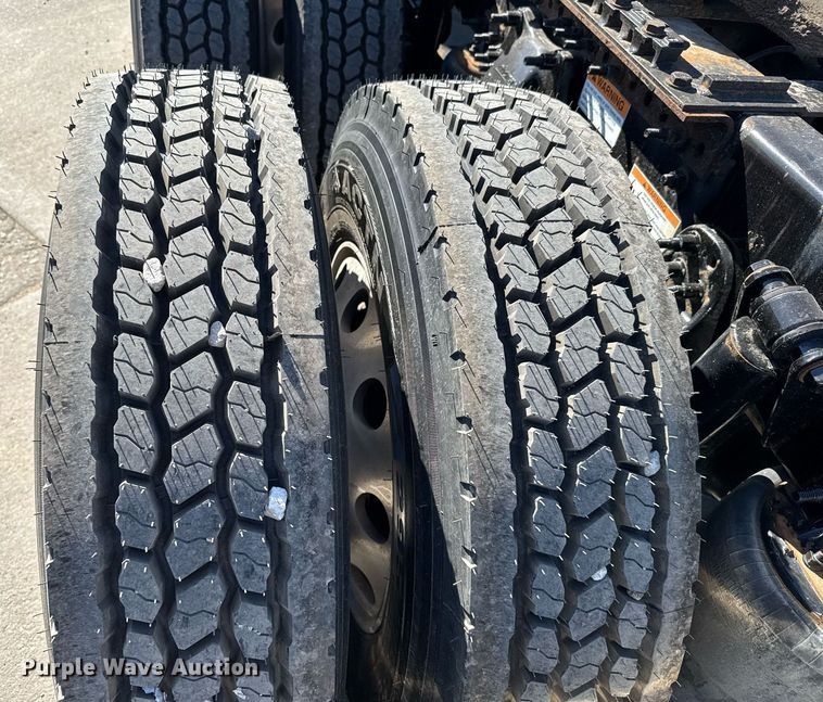 image for item EG6438 2019 Freightliner Cascadia semi truck