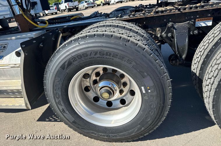 image for item EG6438 2019 Freightliner Cascadia semi truck