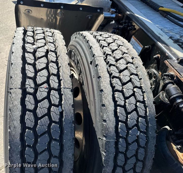 image for item EG6438 2019 Freightliner Cascadia semi truck