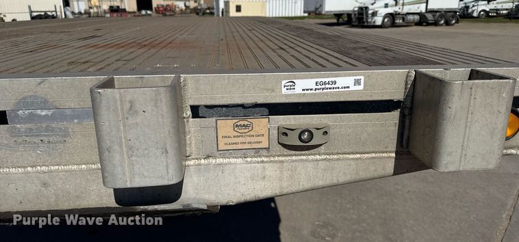 image for item EG6439 2014 Mac flatbed trailer