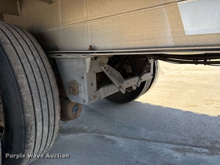 image for item EG6439 2014 Mac flatbed trailer